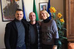 Da sinistra a destra: il sindaco di Bagno a Ripoli Francesco Casini, il signor Roberto Mantione e la vicesindaca Ilaria Belli